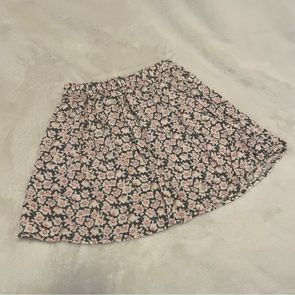 ✨2/$10✨ Hollister Grey & Pink Floral Print Mini Skirt